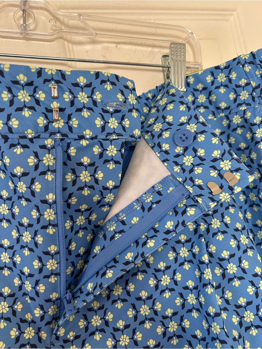Women's Woven High-Rise Pleated Golf Shorts - All in Motion Blue Floral Print XL - Picture 2 of 7